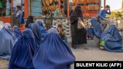 تعدادی از زنا و کودکان فقیر در کابل 