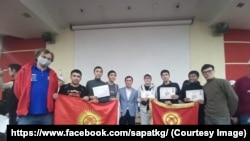 Информатика боюнча олимпиаданын жеңүүчүлөрү мугалимдери менен.