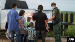 АКШ - Мексика чек арасынан өтүп жаткан мигранттар. Техас. 8-июль, 2021-жыл. 
