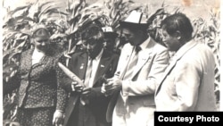Тажрыйба алмашуу үчүн Тажикстанга барган кыргызстандыктар. Ортодо Социалисттик эмгектин баатыры, атактуу чабан Таштанбек Акматов жана партиянын Мургап райкомунун биринчи катчысы Орозо Осмонов. Жерге-Тал району, 1985-жыл.