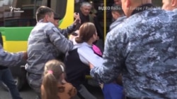 «Відпустіть мою дочку! Ми йшли у магазин»: поліція у Казахстані затримує підлітка – відео