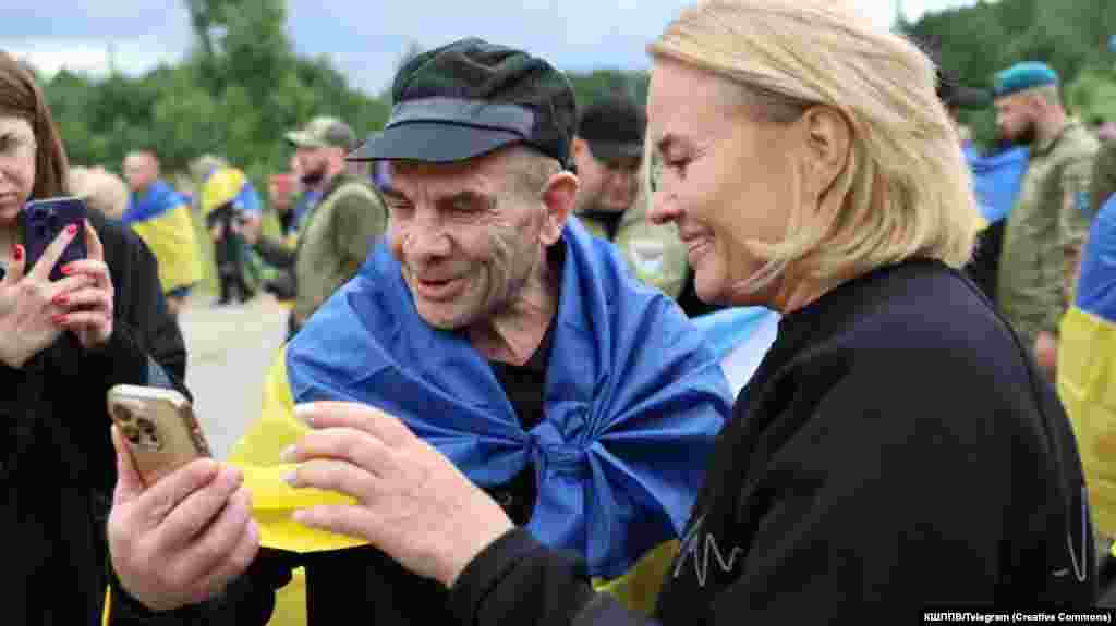 Та усмішок, коли чують своїх рідних, стоячи вже на своїй землі