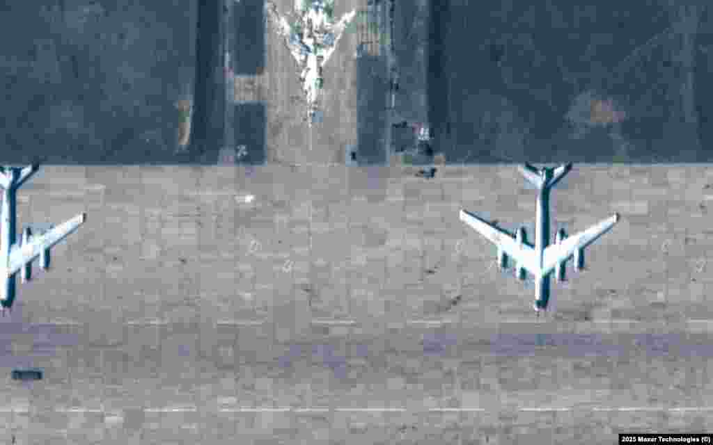 Russiýanyň gündogar Irkutsk sebitindäki Belaýa howa bazasynda "Tu-95" kysymly uçarlarynyň 1-nji iýunda Ukrainanyň pilotsyz hüjüminden öňki we soňky şekilleri. Maksar satellit suratlary.