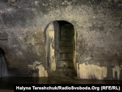 Цими сходами можна піднятись нагору