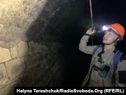 Андрій Риштун показує стіну набережної