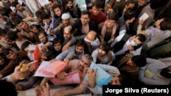 ازدحام در برابر ریاست پاسپورت وزارت داخله در کابل 