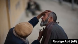 طالبان بارها هشدار داده‌اند که اصلاح موی و ریش باید مطابق دستورات آنان باشد.