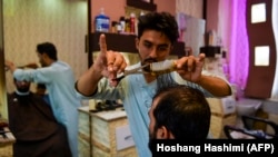 حکومت طالبان محدودیت های را بر سلمانی ها وضع کرده و این مسئله منجر به کاهش عواید سلمان ها شده است