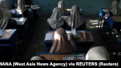 شماری از دانش‌آموزان دختر در یکی از مکاتب افغانستان - یاداشتی از کبرا که به رادیو آزادی فرستاده و در زیر متن‌اش بدون تغییر، از زبان خودش نوشته شده‌است.