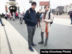 Дамінік Мацукевіч (справа) на акцыі супраць зносу крыжоў у Курапатах, 2019 год (фота “Нашай Нівы”)