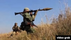 Бойовик готується атакувати українську бронетехніку на Бахмутській трасі з ручного протитанкового гранатомета, жовтень 2014 року