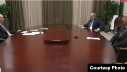 Ռուսաստանի նախագահ Վլադիմիր Պուտինը, Հայաստանի վարչապետ Նիկոլ Փաշինյանը և Ադրբեջանի նախագահ Իլհամ Ալիևը, Սոչի, 26 նոյեմբերի, 2021թ. 