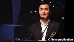 Айкөл Нурланбек уулу фестивалда сыйлык алгандан кийин сүйлөп жаткан кези. 