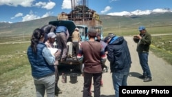 Кен казуудагы чет элдик ишканалар менен элдин мамилеси тууралуу изилдөө жүргөн учур.