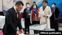 Садыр Жапаров Бишкек шаарынын Ленин районундагы №1053 шайлоо тилкесинде добуш берди. 