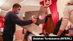 Merkezi Saýlaw Komissiýasynyň maglumatyna görä, saýlawlara gatnaşyk 32,2% bolup, bu Gyrgyzystanda hasaba alnan iň pes görkeziji boldy.