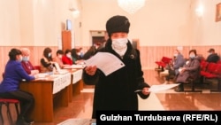 Бишкектеги шайлоо тилкелеринин биринде добуш берип жаткан аял. 28-ноябрь, 2021-жыл. 