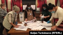 Бишкектеги шайлоо тилкелеринин бири. 28-ноябрь, 2021-жыл.