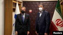 Атомдук энергия боюнча эл аралык агенттиктин башчысы (МАГАТЭ) Рафаэль Гросси жана Ирандын Атомдук энергетика боюнча агенттигинин жетекчиси Мухаммед Эслами. 23-ноябрь, Тегеран. 