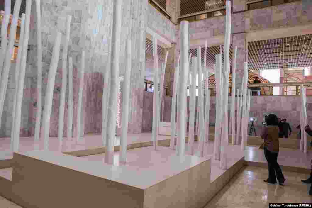 ​Музейдин ички жабдыктарын жаңылаган германиялык&nbsp;Vitrinen und Glasbau REIER&nbsp;компаниясы​&nbsp;60 жыгач мамынын ар бирин 1137, жүзгө жакын отургучтун ар бирин 1200 жана эки жыгач атты 28 миң евродон алып келген.