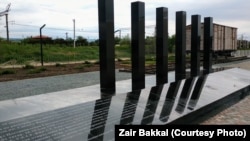 Кырымның Бакчасарай районында сөрген корбаннары истәлегенә куелган һәйкәлдә "асаба кырымтатар халкы" дигән сүзләр бар