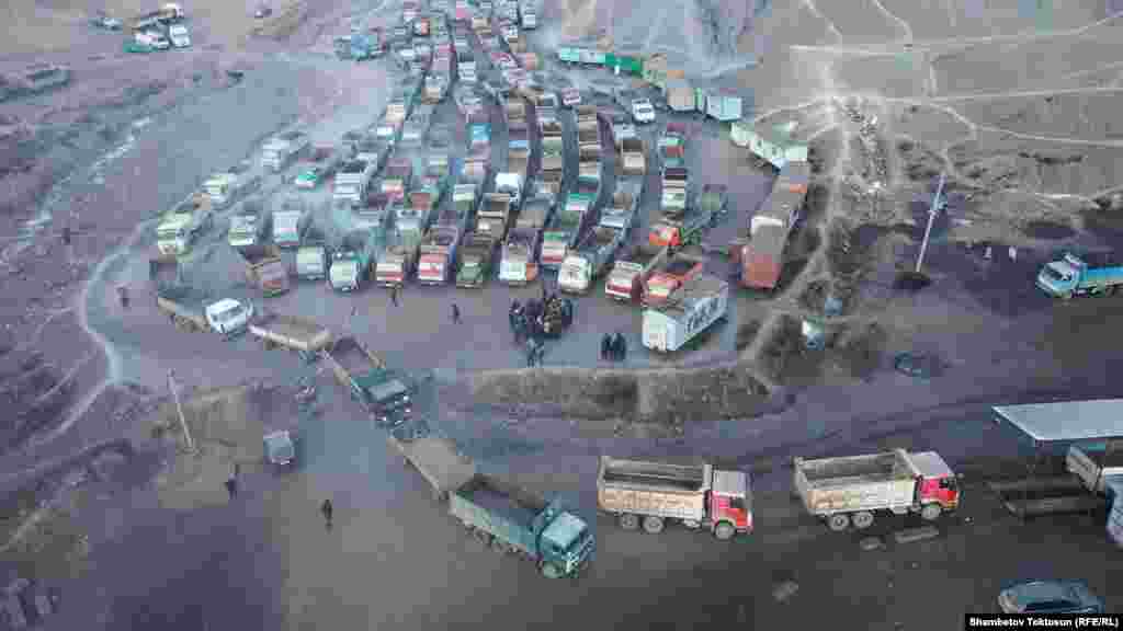 &quot;Көмүрдүн бир тоннасын Бишкекте 3000 сомдон сатам&quot; деген айдоочулар кенге кезексиз кирип жатат.&nbsp;