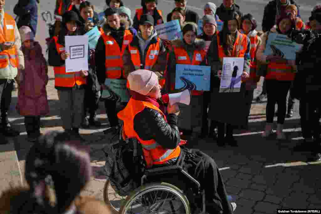 Жол кырсыгына учураган Гүлзана акцияга катышып, айдоочуларды жол коопсуздугун сактоого чакырды.&nbsp; &quot;Мен алты жыл мурун Алматадан келе жатып, жол кырсыгына кабылгам. Омурткам сынып, көкүрөгүмдөн ылдый жагын такыр сезбейм. Ошондо аман калганыма сүйүнөм. Азыр менин ар бир күнүм өзүнчө күрөш. Айдоочуларга айтаарым, жол эрежесин сактаңыздар. Ар бир өмүр - кымбат&quot;, - деди ал акциянын аягында сөз сүйлөп жатып.