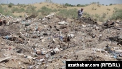 Lebap welaýatyndaky Gazak obasynyň töweredgindäki zibil dökülýän ýerlerden biri. Lebap, aprel, 2012. 
