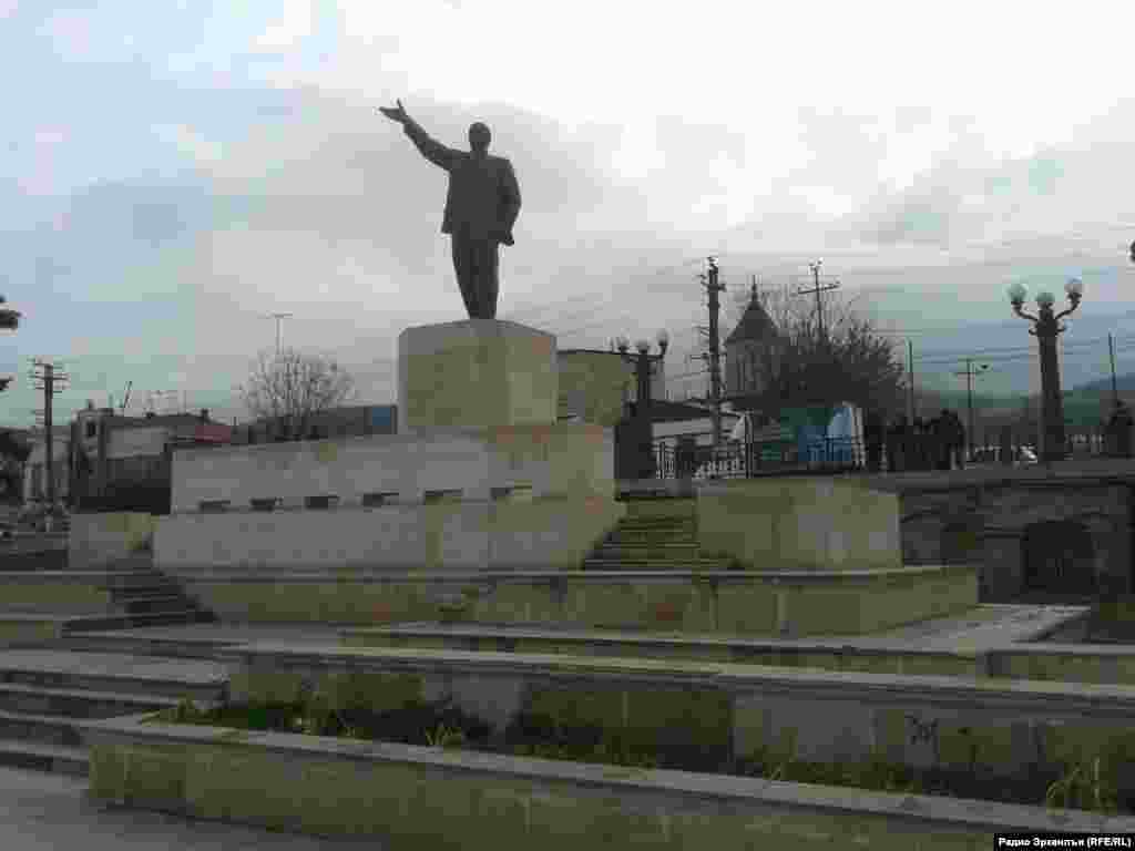 Памятник Ленину на центральной площади Дербента