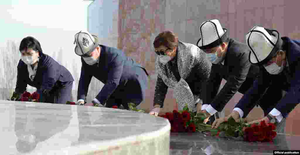 Иш-чарага экс-президенттер Сооронбай Жээнбеков менен Роза Отунбаева да катышты.