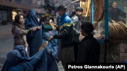 رئیس برنامه جهانی غذا تاکید کرده که اگر میلیاردر‌های جهان، عاید یک روزه شانرا به افغانستان اختصاص دهند، بحران در این کشور فروکش خواهد کرد.