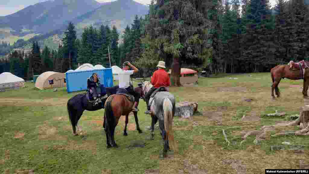 Малчылардын жеткинчек балдары туристтерге ат мингизип, акча табышат.