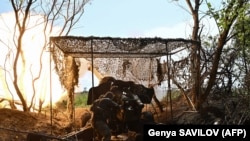 Українські артилеристи ведуть вогонь по російських позиціях поблизу Бахмута, 20 липня 2023 року