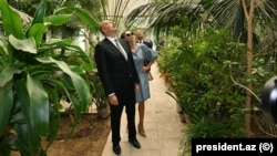 Ադրբեջանի նախագահ Իլհամ Ալիևը կնոջ՝ առաջին փոխնախագահ Մեհրիբան Ալիևայի հետ Բուսաբանական այգում, հուլիս, 2023