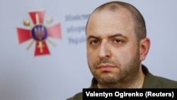 За словами міністра, всі чоловіки призовного віку від 25 до 60 років отримають запрошення і мають з’явитися до пунктів комплектування Збройних сил України