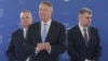 Fostul președinte Klaus Iohannis (în centru), alături de foștii premieri Nicolae Ciucă și Marcel Ciolacu – ambii desemnați de el.