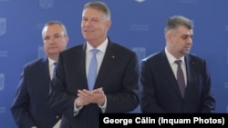Fostul președinte Klaus Iohannis (în centru), alături de foștii premieri Nicolae Ciucă și Marcel Ciolacu – ambii desemnați de el.