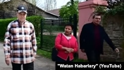 Germaniýanyň atçylyk toplumynda Gurbanguly Berdimuhamedow (çepde) we Raşid Meredow (sagda) gezelenç edýär