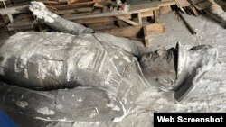 Қоймада жатқан экс-президент Нұрсұлтан Назарбаев ескерткіші.