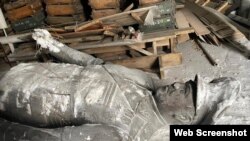 Коргонуу университетинин алдынан алынган Нурсултан Назарбаевдин эстелиги. Видеодон алынган.