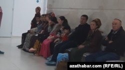 Türkmenistandaky edaralaryň birinde nobatynyň ýetmegine garaşýan raýatlar (Illýustrasiýa suraty)