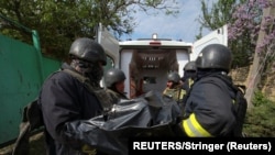 Украиналык куткаруучулар Харьковдо жабыркаган кишини ооруканага алып баратышат. Сүрөт иллюстрация үчүн колдонулду.