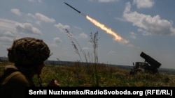 Украин армиясынын жоокери жана аскердик техникасы.

