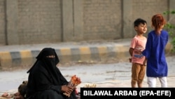 مادری که برای فرزندانش در جستجوی نان است