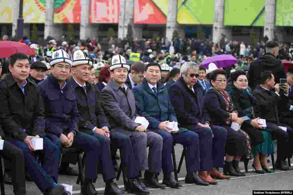 Майрамдык салтанатка келген Жогорку Кеңештин депутаттары. Бишкек.&nbsp;