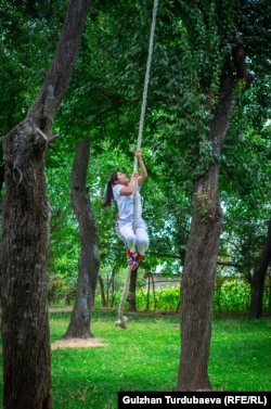 София 14 жашынан баштап алыш күрөшү менен машыга баштаган.