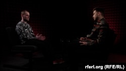 Cержант Національної гвардії України Андрій Старинщак (ліворуч) та журналіст Радіо Свобода Тарас Левченко під час інтерв’ю, 2024 рік