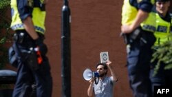 Իրաքցի ներգաղթյալ Սալվան Մոմիկան Ստոկհոլմում այրում է Ղուրանը, 28-ը հունիսի, 2023թ.