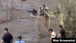 Дачный массив «Стеновик» в пригороде Уральска. Спасение мужчины, которого унесло течением. Здесь 21 апреля прорвало самодельную дамбу 
