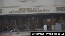 Барикади на підступах до входу до Верховної ради АРК, 27 лютого 2014 р.